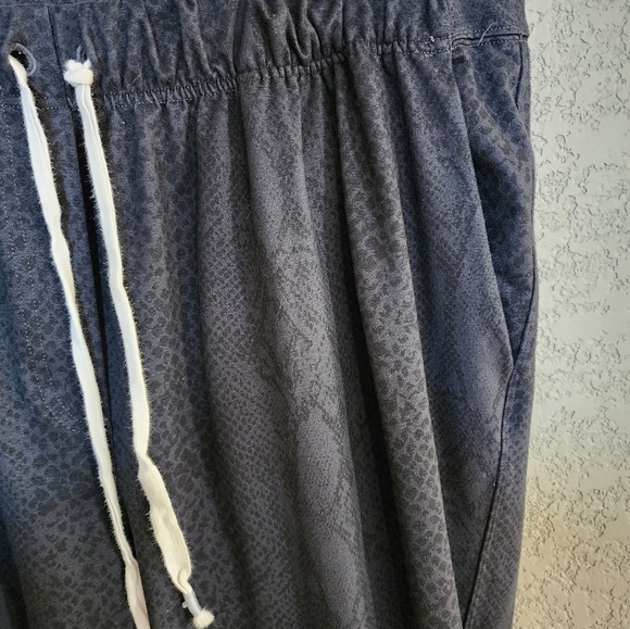 Lululemon lounge Pants snake print - Picture 3 of 6